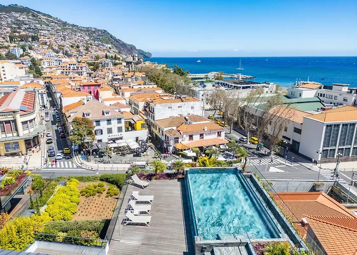 Infinity Pool & Private Garden Oasis At Savoy Insular